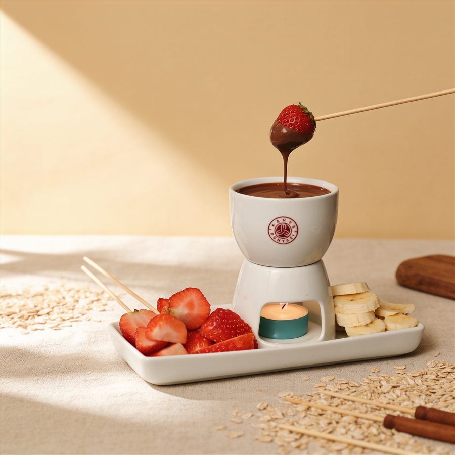 Chocolate fondue with fruits